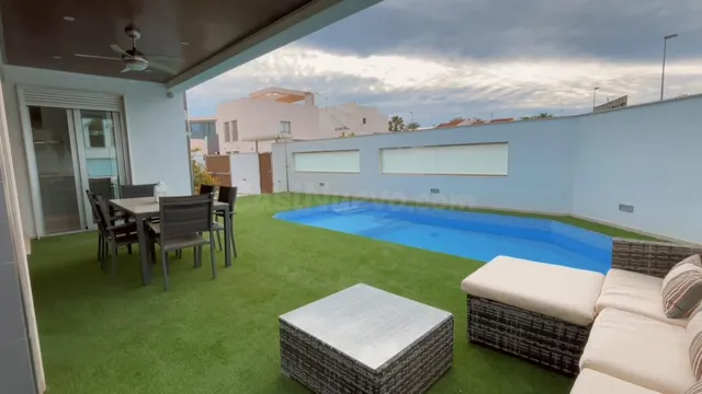 Villa independiente de dos plantas con solárium y piscina privada. — 5