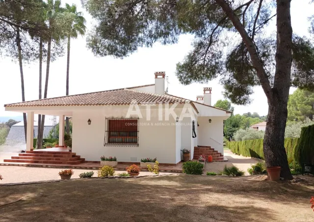 CHALET EN ONTINYENT CON PISCINA, JARDÍN Y AMPLIOS ESPACIOS - foto 5