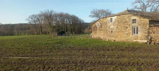 SE VENDE CASA DE PIEDRA PARA REFORMAR EN LOENTIA CASTRO DO R