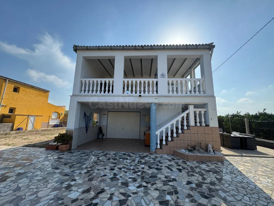 ENCANTADOR CHALET CON PARCELA A ESCASOS METROS DEL MAR