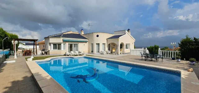 Impresionante villa independiente de 4 dormitorios con pisci - foto 2