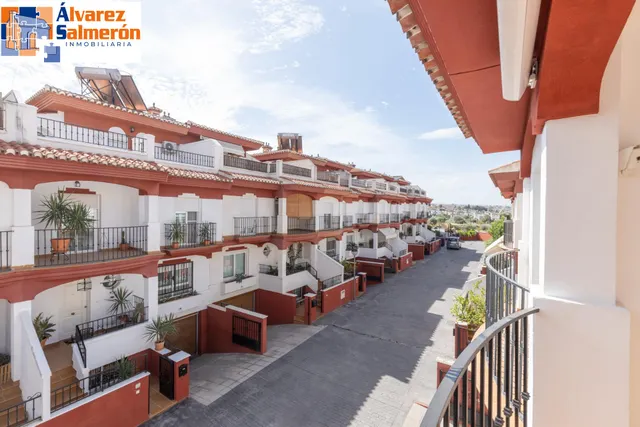 ADOSADA CON 4 DORMITORIOS, AMPLIAS TERRAZAS Y VISTAS A GRANADA Y SIERRA NEVADA — 28