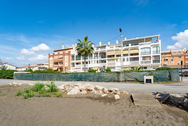 Alquiler de temporada. Primera línea de playa: piso con vistas al mar y maravilloso jardín. — 39