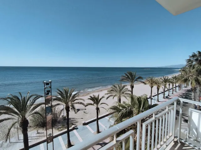 ESPECTACULAR PISO CON VISTAS AL MAR EN EL PASEO MARITIM DE SALOU. — 12