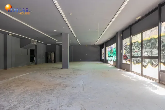 Amplio local comercial en Camino de Ronda — 2