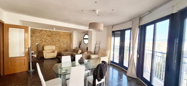 ¡Impresionante Ático Dúplex de 4 habitaciones y 3 baños con 