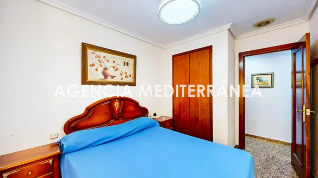 Piso en venta en Torrent, con tres habitaciones y dos baños. — 24