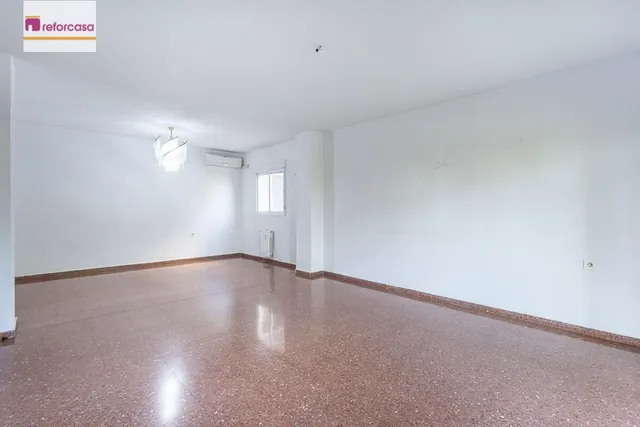 Piso con plaza de garaje cerrada junto a La Inmaculada, frente al río Genil. — 8