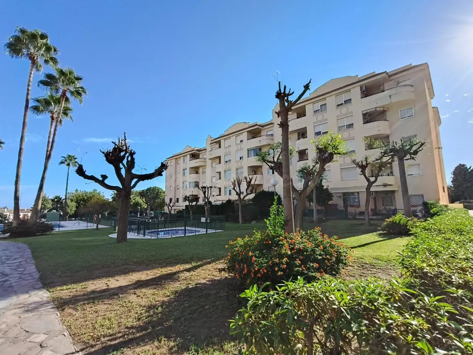 ¡Ideal para familias! Piso de 3 dormitorios con terraza, piscina y jardines en Torremolinos