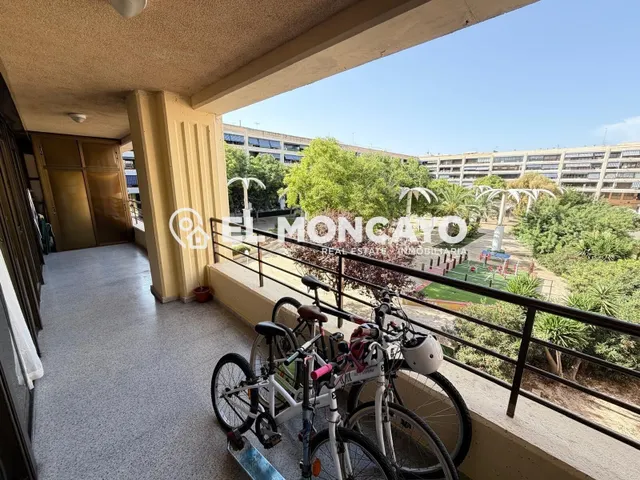 Fantástico apartamento de tres dormitorios a tan solo 300m de las playas de Guardamar del Segura, Alicante — 5