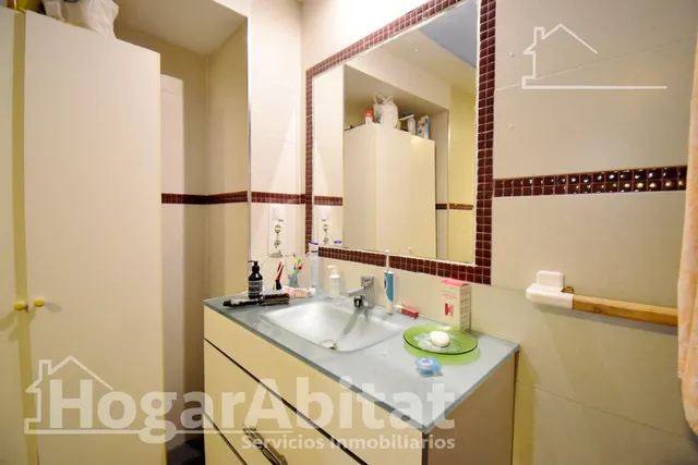 Casa luminosa y esquinera con balcón y dos terrazas, toda amueblada, en el centro — 27