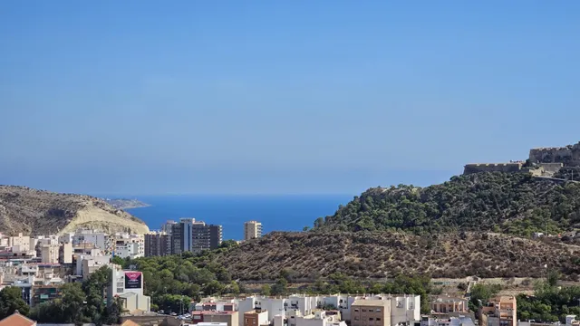 Amplia vivienda de 159 m2 con vistas panorámicas a los dos castillos de Alicante y plaza de garaje — 34