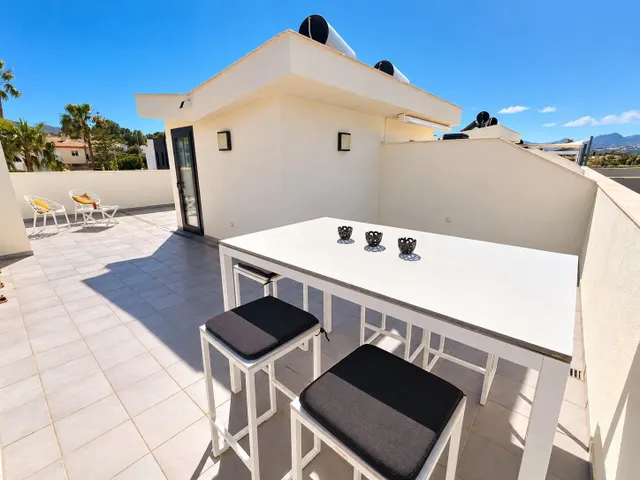 Preciosa casa de esquina con 3 dormitorios, amplia parcela privada y vistas panorámicas en Albir — 40