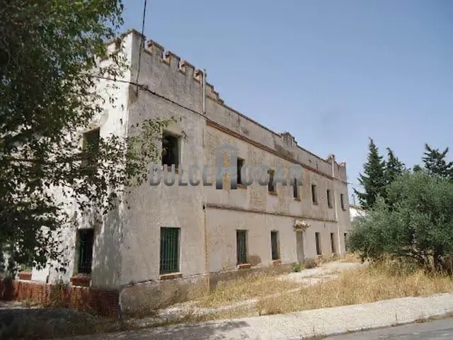 TERRENO CON EDIFICIO DE 960 METROS