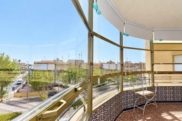 Piso con piscina, garaje y a dos calles de la playa — 2