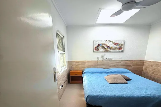 Bungalow reformado con 2 dormitorios, 1 baño y una amplia terraza frontal. Zona tranquila cerca de colegios y con buenas conexiones de transporte público. — 12