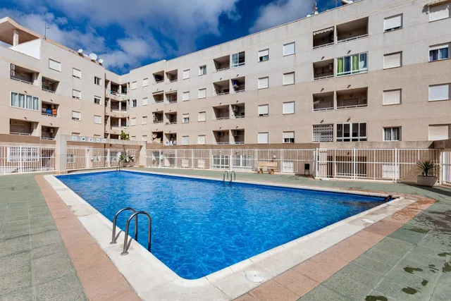 Apartamento 2 dormitorios con parking y piscina comunitaria en Torrevieja — 2