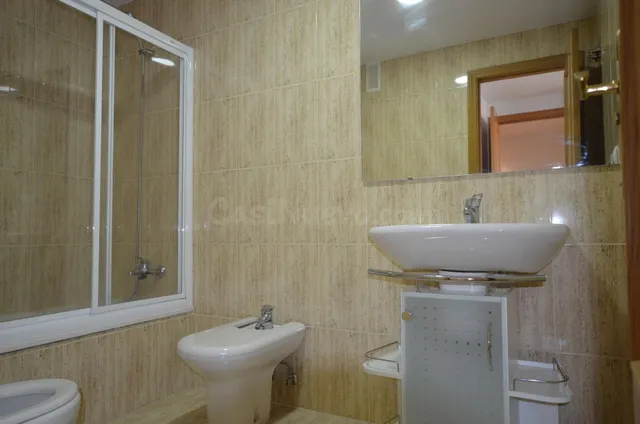SE ALQUILA PISO PARA FAMILIAS, ZONA DE BOLA DE ORO - foto 3