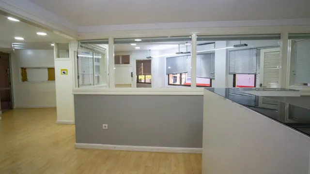 Entreplanta comercial, en el centro de la Gran Avenida de Elda. — 2