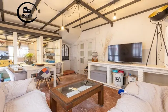 Casa adosada en urbanización con piscina junto al Ferial - foto 2