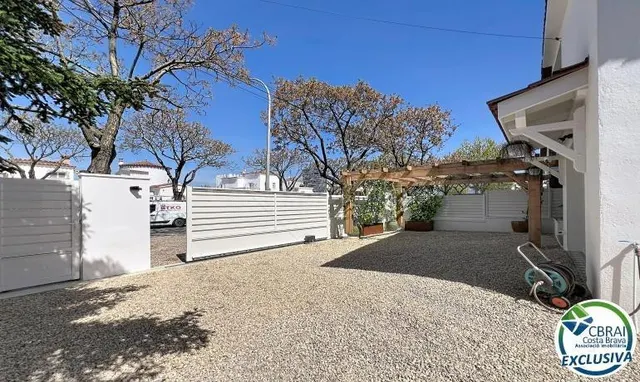 Casa renovada con 5 habitaciones y licencia turística en Emp
