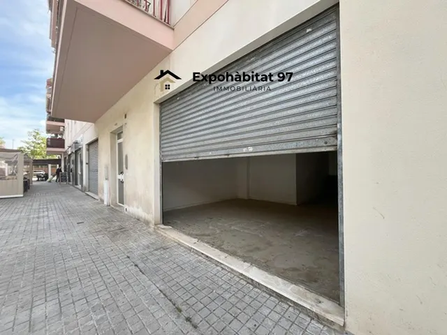 LOCAL AMB SORTIDA DE FUMS — 22