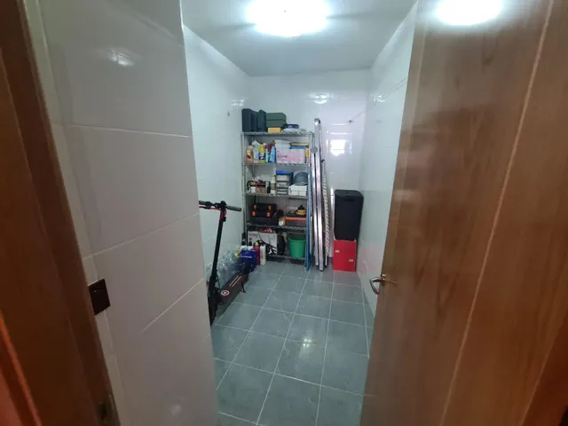 Se vende amplísimo apartamento, amueblado y equipado, cocina, salón, 2 hab., 2 baños. Para entrar. — 12