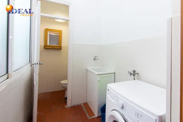 Por debajo de la Plaza Trinidad, a un paso de Facultad de Traductores, Derecho, Escuela de Arte y Oficios. Actualmente 6 estancias(incluido el salón). un cuarto de baño, un aseo, cocina. Techos Alto — 27
