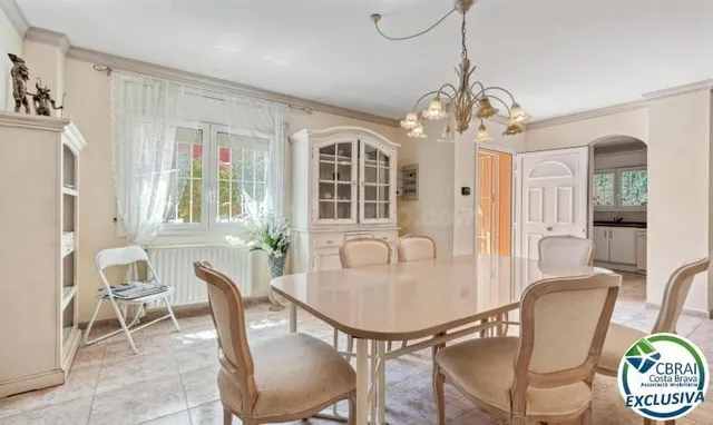 MAS NOU Amplia casa con 5 dormitorios, garaje privado, jardí - foto 5