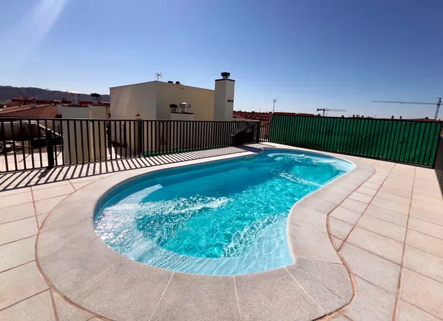 Oportunidad única con piscina y garaje — 26