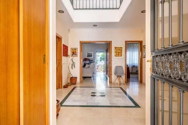 Casa adosada en venta de 7 dormitorios con patio trasero y a - foto 2
