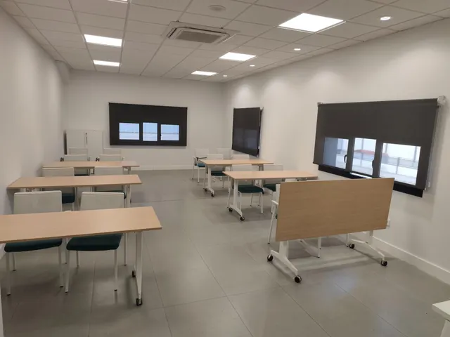 Nave en Poligono de Las Quemadas totalmente reformada y perfectamente instalada para uso mixto de oficinas y almacen — 17