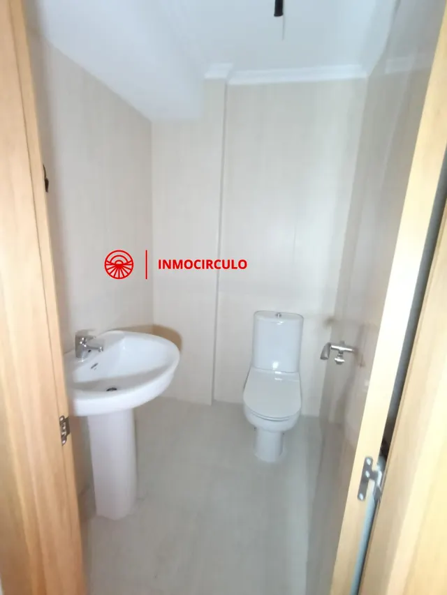 Exclusivo Chalet Pareado Junto al HUBU: Tu Oasis Urbano en Burgos — 32