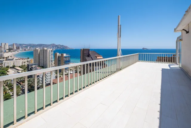 Ático en segunda línea de playa Poniente con vistas panorámicas al mar, a la playa y a la ciudad. — 27