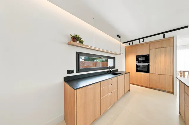 Exclusiva villa de diseño moderno con piscina privada, jardín, garaje y domótica avanzada — 25