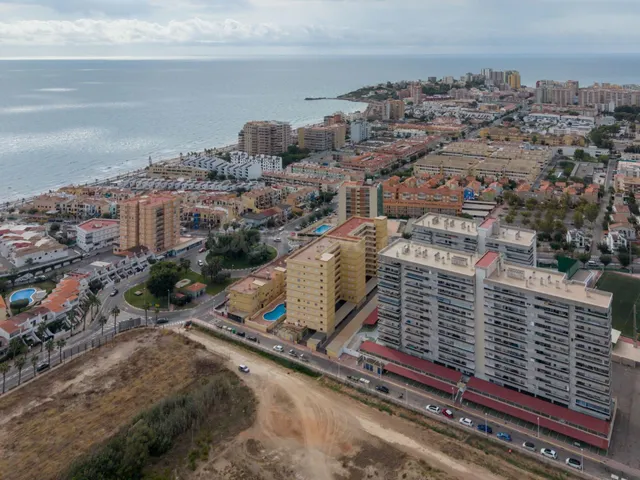 REF. 1890_APARTAMENTO EN 10ª PLANTA CON TERRAZA DE 24 M2 EN  - foto 2