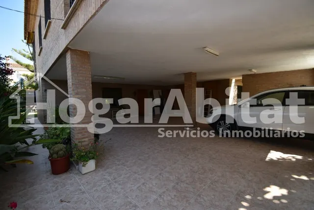 VILLA de 2 alturas con JARDÍN y PISCINA — 12