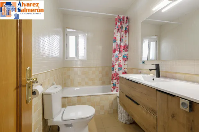 ¡Tu nuevo hogar te espera en Churriana de la Vega! Casa adosada con patio, garaje y futura parada de metro a pocos pasos. — 13