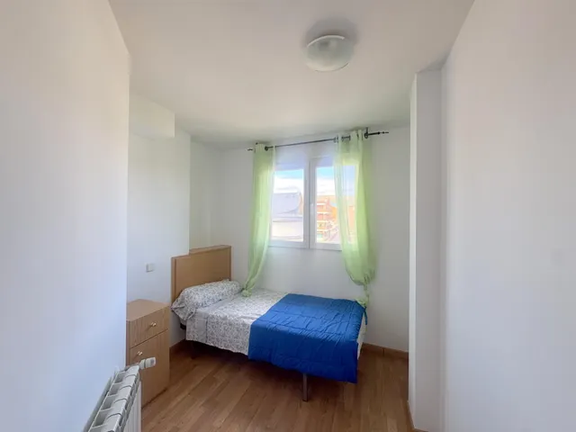 Amplio piso con 3 dormitorios, terraza y excelentes vistas en Las Navas del Marqués — 28