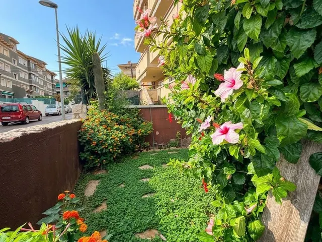 3 dormitorios, jardín, parking, piscina comunitaria. — 13