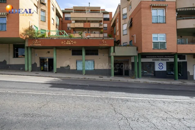 Espectacular local comercial en Nuevo Acceso a la Alhambra, 