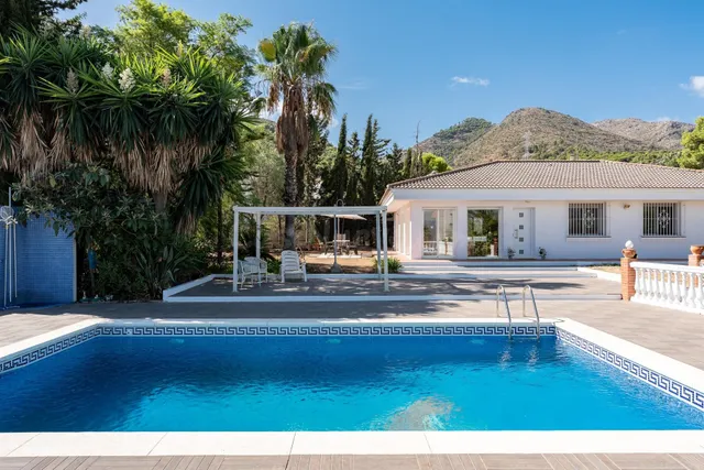 CHALET INDEPENDIENTE DE UNA SOLA PLANTA CON PISCINA - foto 3