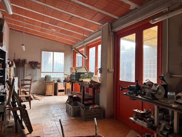 ** CHALET CON NAVE DE 200 M2 + TALLER DE 60 M2 + PISCINA EN PARCELA DE 4.000 M2**  **Una propiedad única en La Hoya (Elche) por 350.000 €**, ideal para quienes buscan espacio y privacidad — 24