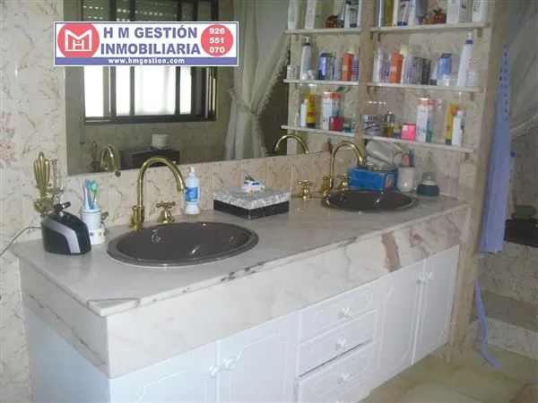 Casa en zona centro de Alcázar a 5 minutos de la Plaza de España, En planta baja.: Garaje para dos coches, 3 habitaciones, servicio, patio cubierto distribuidor, patio exterior de 50 m2 y cuarto de — 17