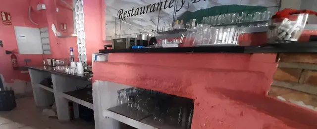 se vende restaurante, equipado a 50 de la playa. Terraza cerrada. — 7