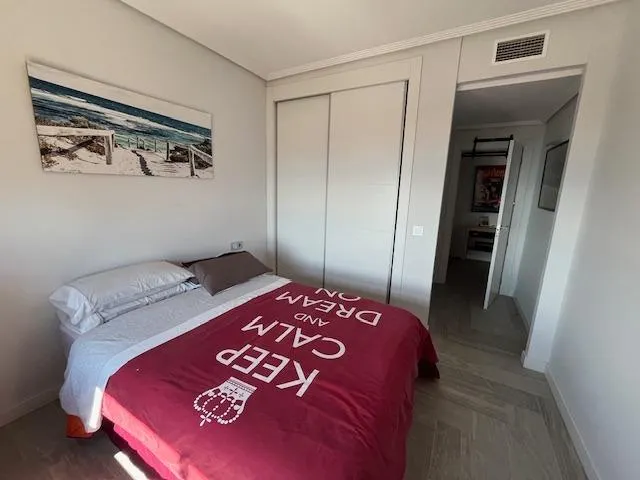Alquiler todo el año, Apart. 1 dorm. de 90 m2, salón amplio y cocina con isla, reformado, vistas mar — 7