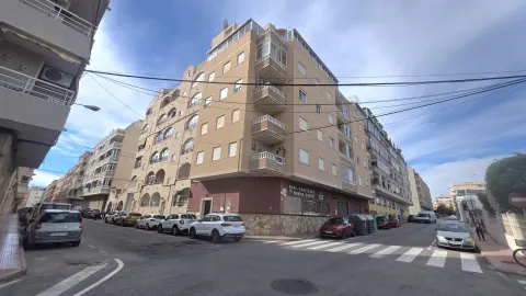 APARTAMENTO REFORMADO DE 2 DORMITORIOS EN TORREVIEJA