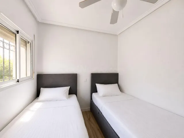 CASA ADOSADA DE 2 DORMITORIOS ORIENTADA AL SUR CON JARDÍN Y PISCINA PRIVADOS | TORREVIEJA — 15