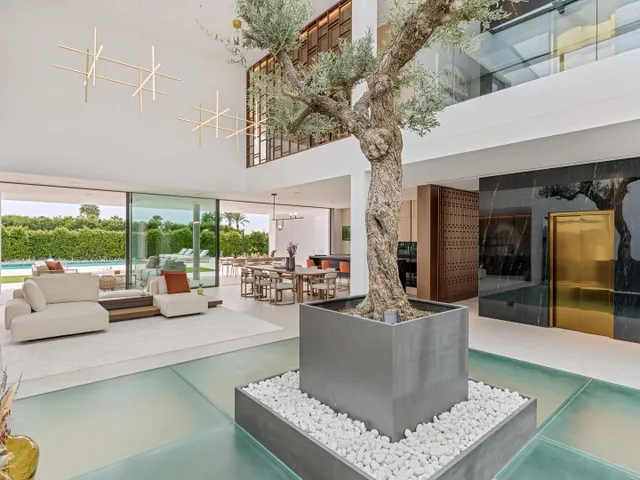 Sofisticada villa con vistas al mar en la Milla de Oro, Marbella — 28