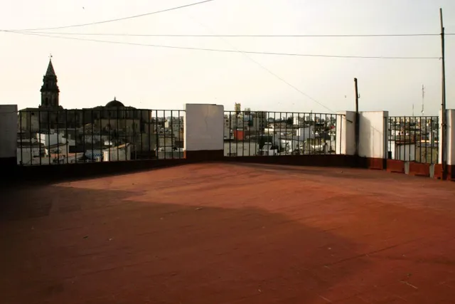 CASA DE VECINOS CON 8 APARTAMENTOS — 25